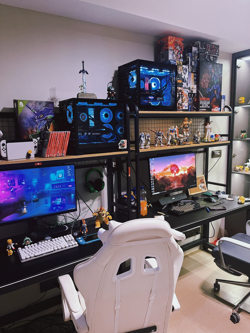 电竞房布置完了! 家里人赞不绝口 	 手办柜也摆满了
