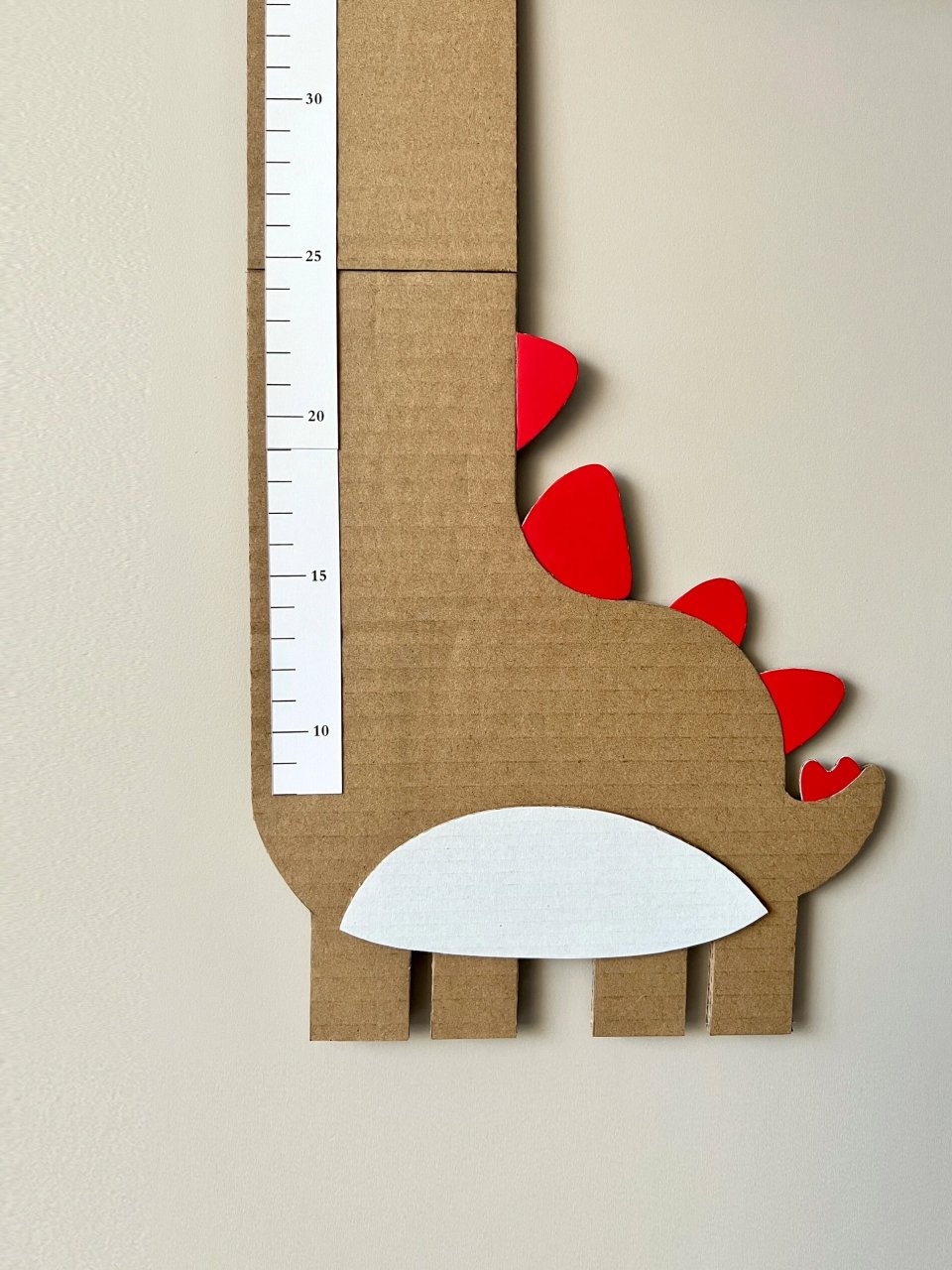 用废纸箱给娃改造了一个纸皮画小恐龙身高尺～ 整体高度在一米三左右