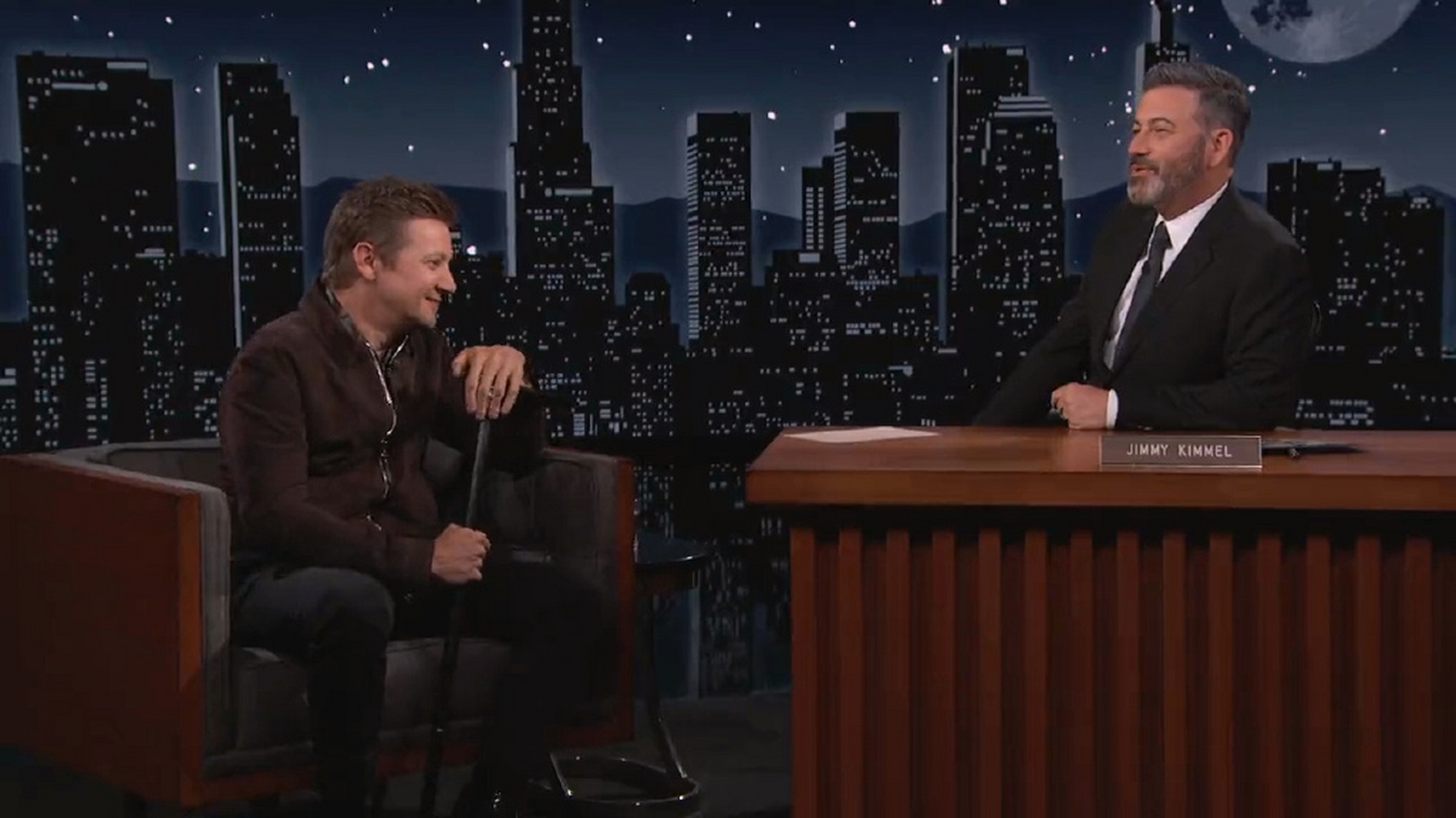 杰瑞米雷纳伤后首登鸡毛秀# 杰瑞米·雷纳登上"jimmy kimmel lie""