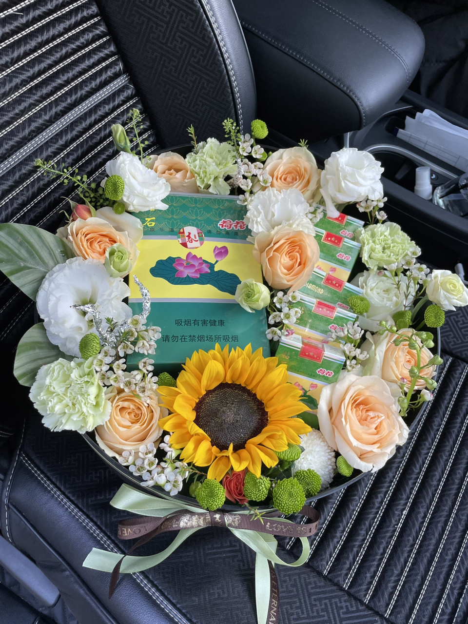 荷花烟礼盒 有一种烟它叫荷花,寓意是:为了"荷"你相遇,我花光了所有的