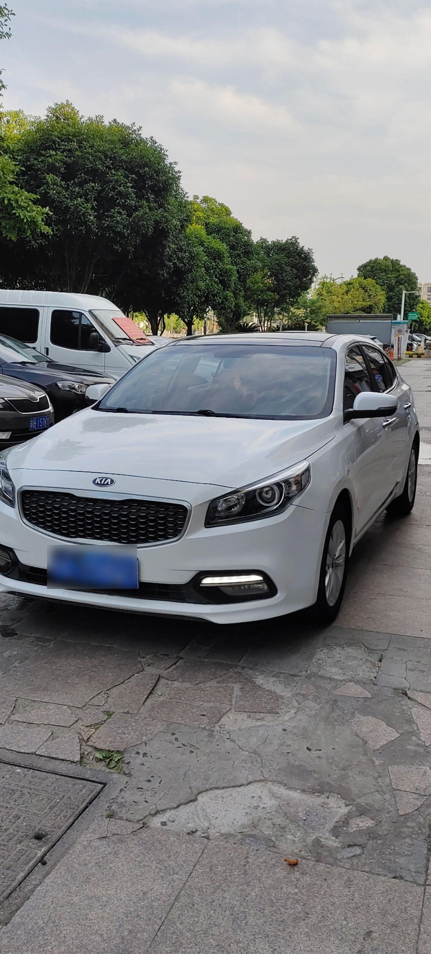 14年起亚k4,配备自动挡