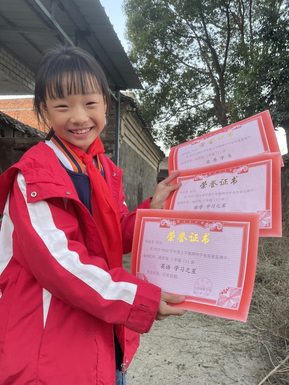 晒奖状  被迫拍照片的小仙女