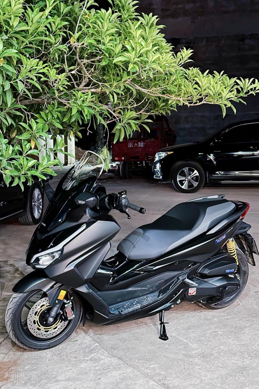 穷人买本田佛沙350,有钱买雅马哈xmax300,落地马上去改装.