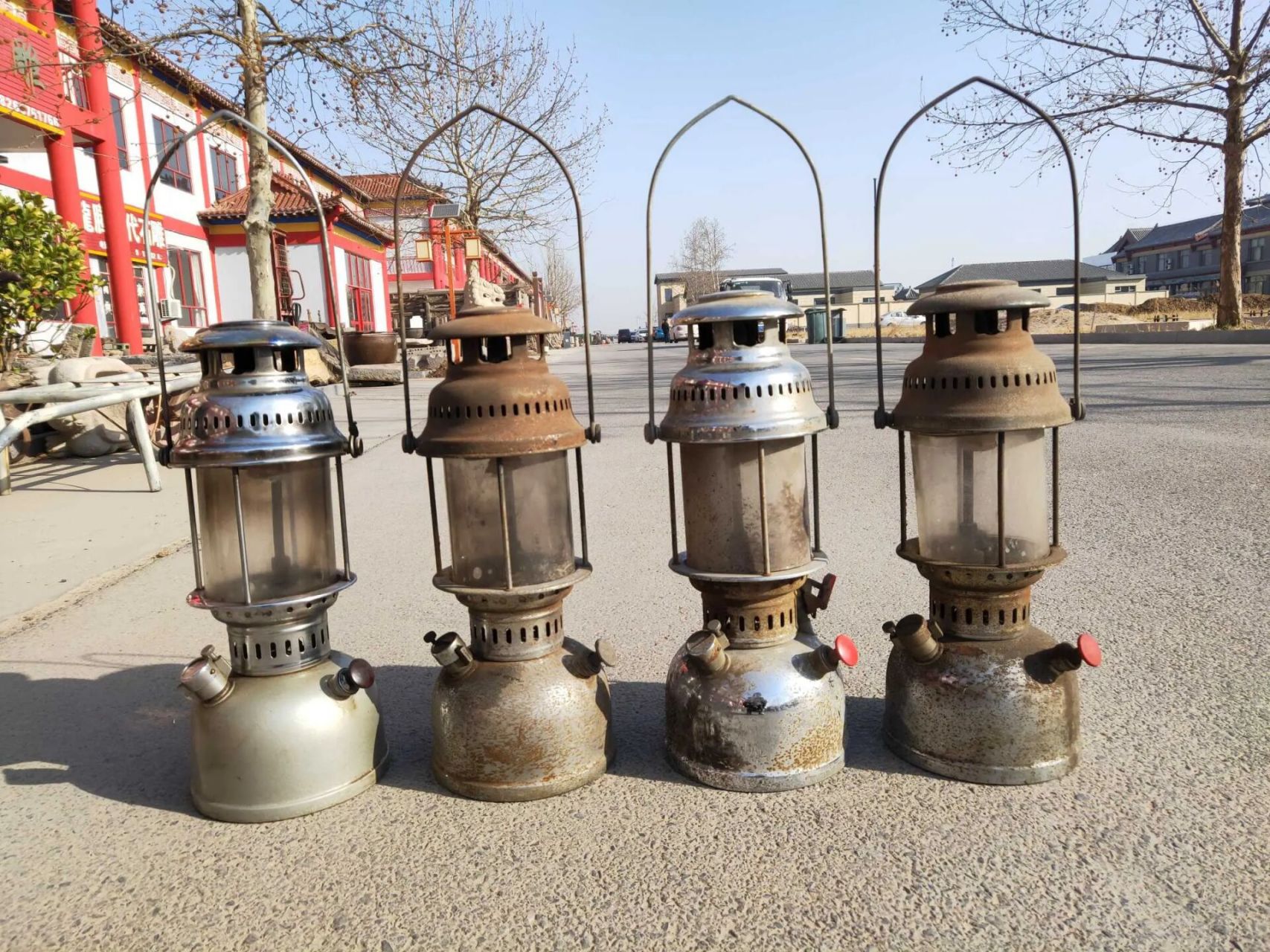 民国老汽灯4个,保存完好,皮壳老道,年代感 民国老汽灯4个,保存完好