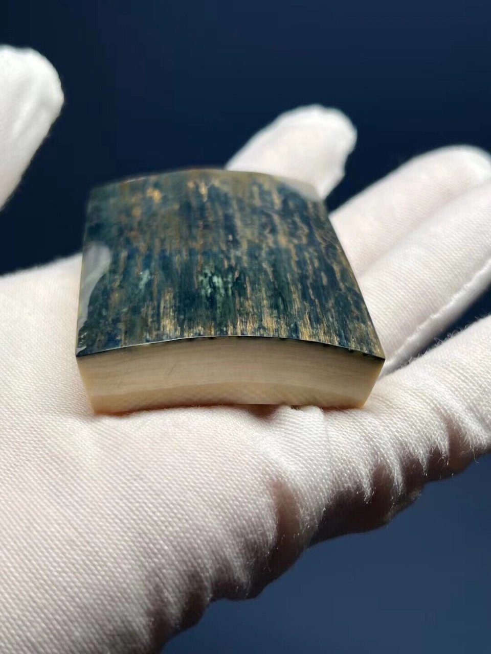 猛犸象牙蓝皮的形成 猛犸象牙蓝皮是经过上亿年的氧化形成的,通常蓝皮