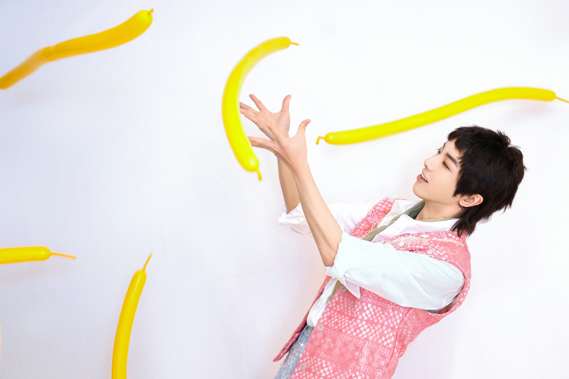 华晨宇超话98#祝华晨宇0207生日快乐#  星移斗转,音符谱动,用热爱