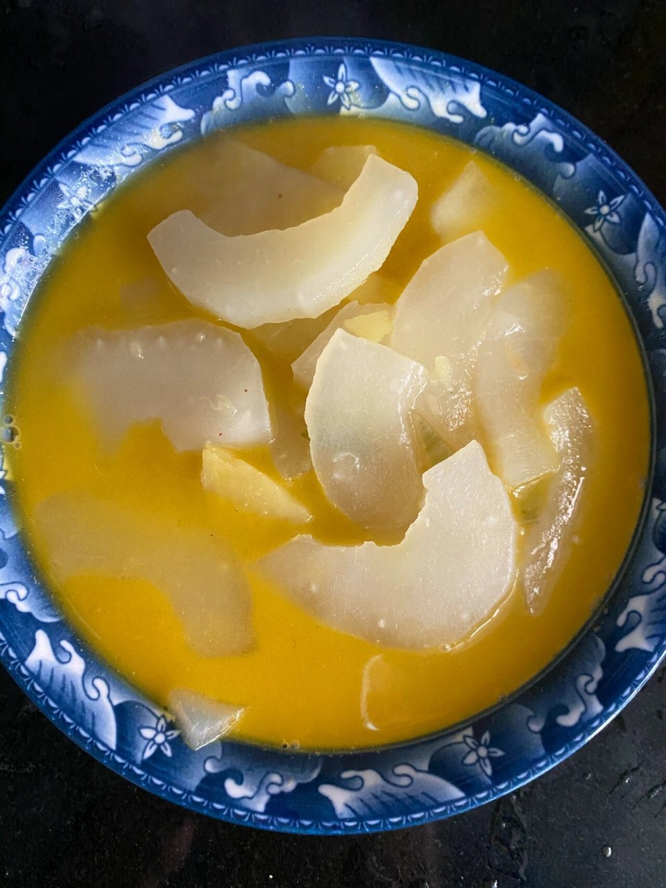 老黄瓜1根,土豆🥔3个,盐🧂少许,生抽1勺.