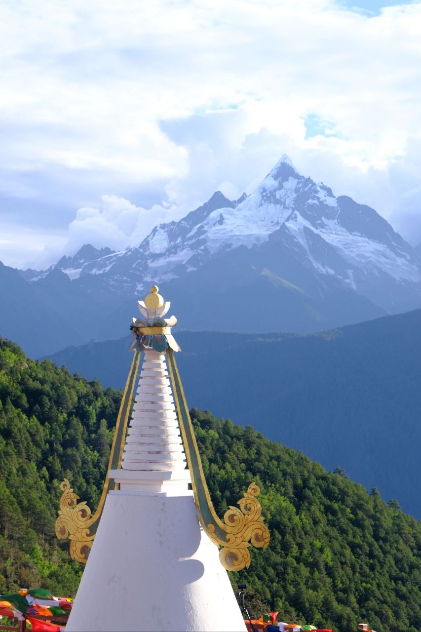和清晨看到了半遮半掩的梅里雪山主峰卡瓦博格(6740m) 	 卡瓦格博峰
