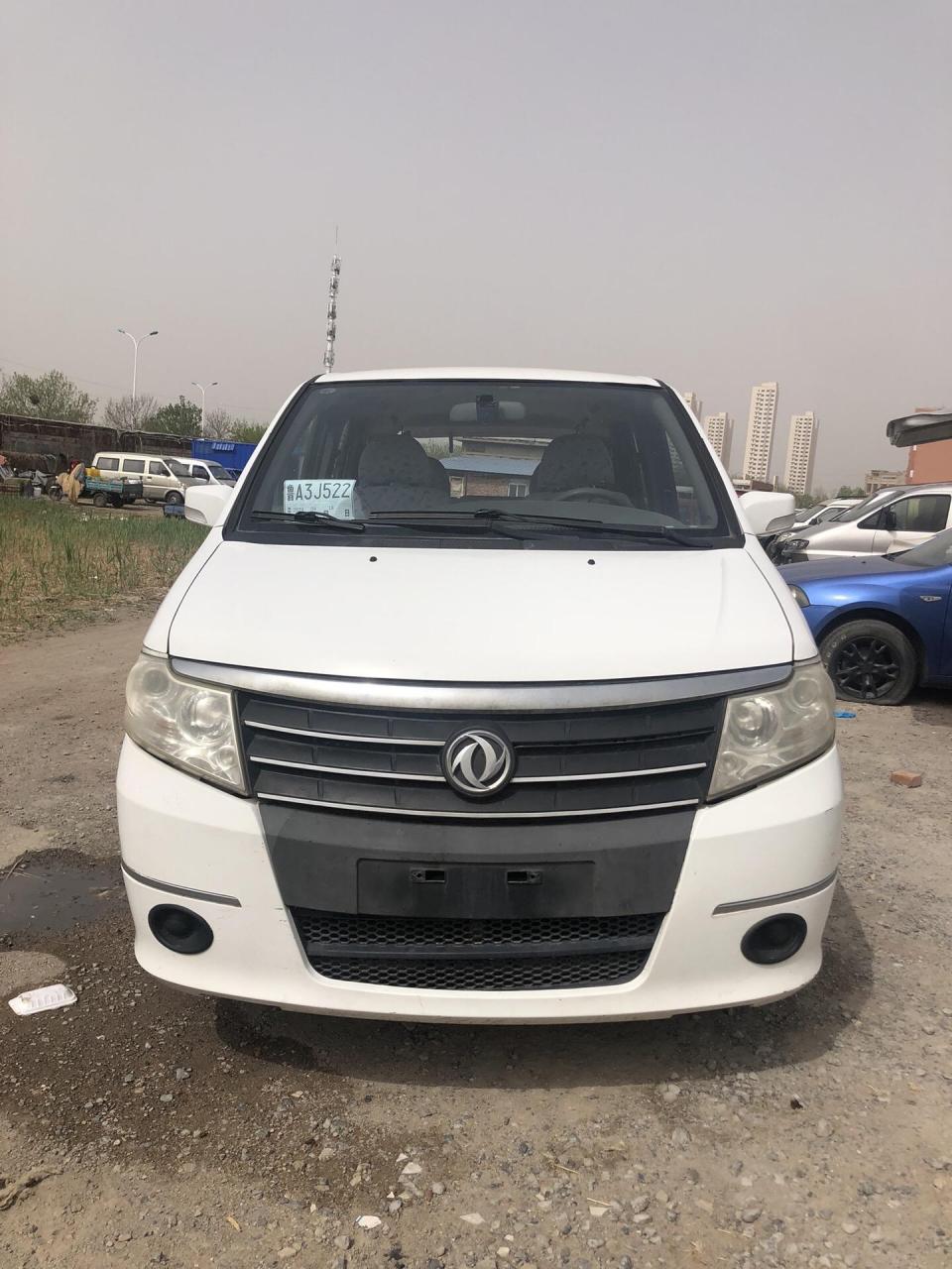 12年10月东风郑州日产七座商务车精品车况里外干净如新,前面刚刚换的