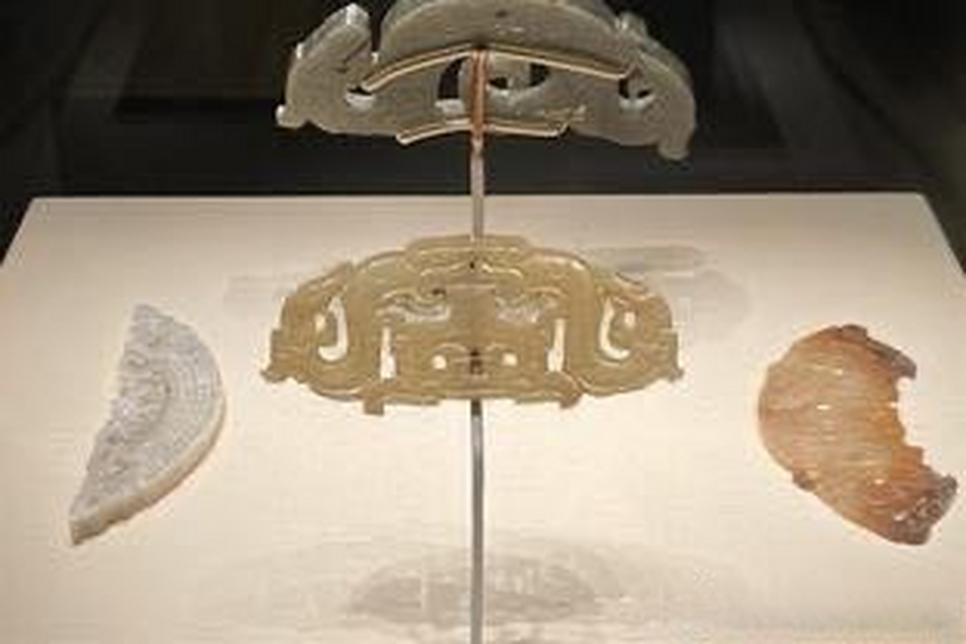 《国博玉器:灵动潇洒的春秋战国玉佩》这件玉佩很有动感,龙形佩在春秋