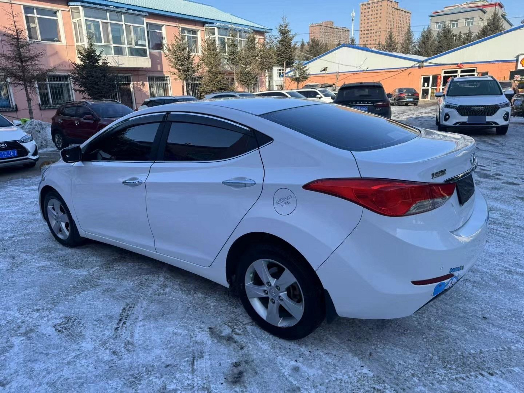 13年现代朗动手动挡最高配,配置丰富,无钥匙进入,一键启动,天窗,多