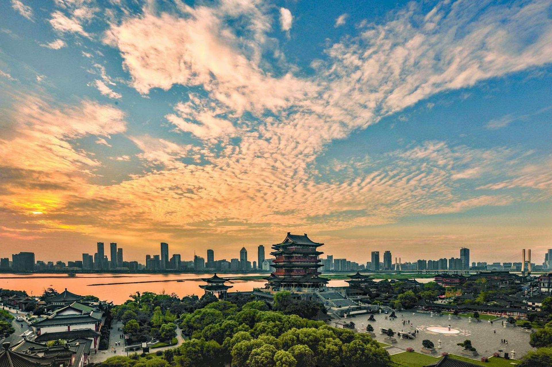 滕王阁对于王勃来说,是人生大起与大落的标志点.