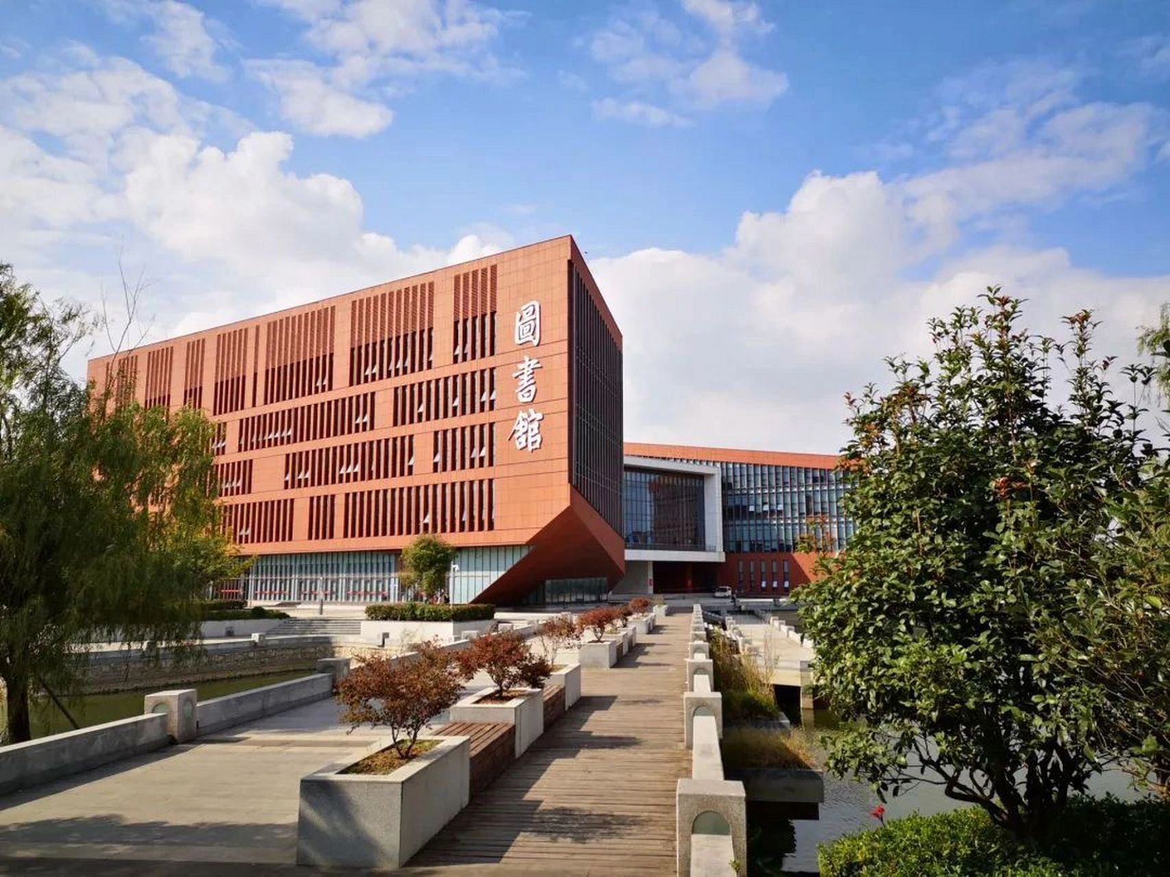 泰州职业技术学院 泰州职业技术学院于1998年3月经原国家教委批准建立