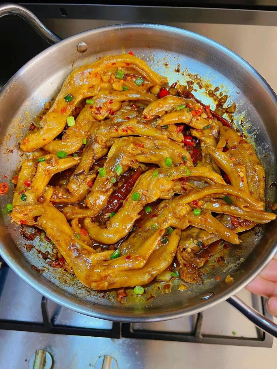 下八角,香叶,桂皮,白芷,花椒,干辣椒炒香倒入清水; 2,放入鸭爪,一勺