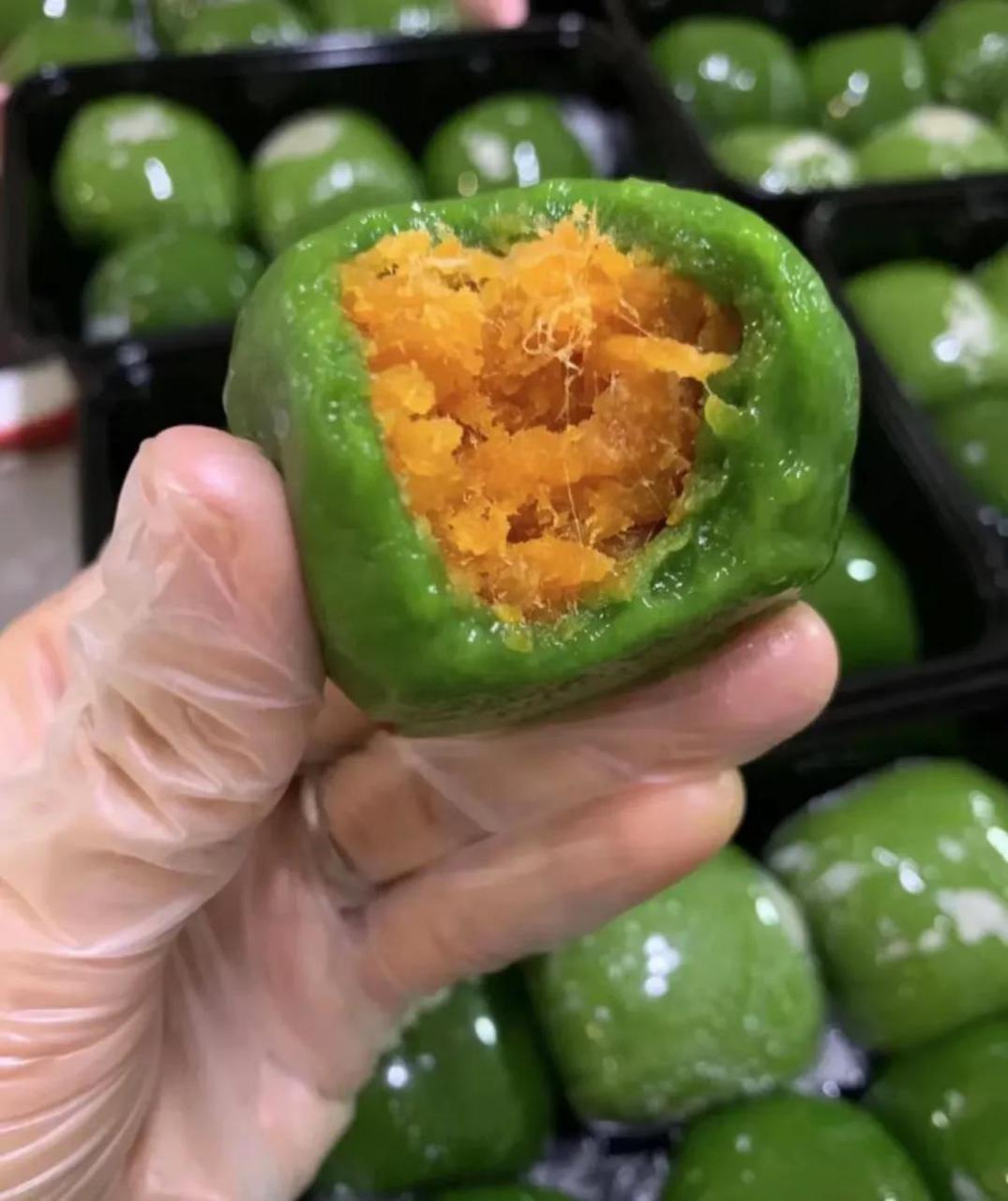 之前我在朋友圈看到有人发出卖清明果的图片,是蛋黄馅,看着很是诱人!