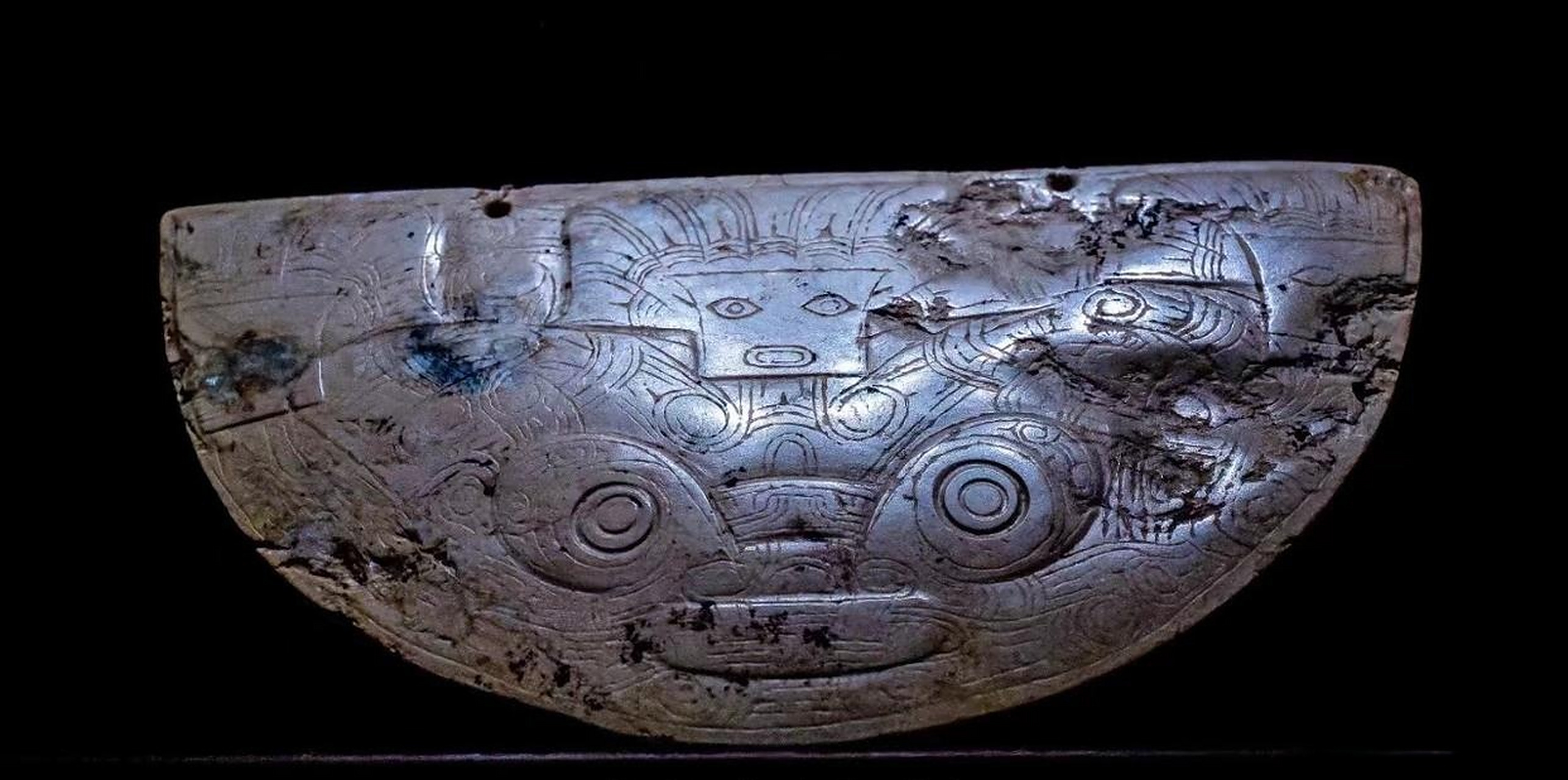 #古玉#简化版的良渚神徽玉璜,女性的大巫首领.