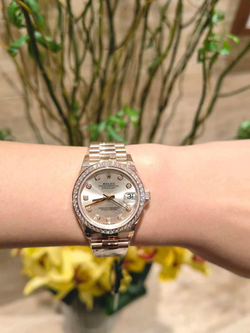 (唯有劳力士授权的特约零售商,方能提供劳力士腕表的销售服务.