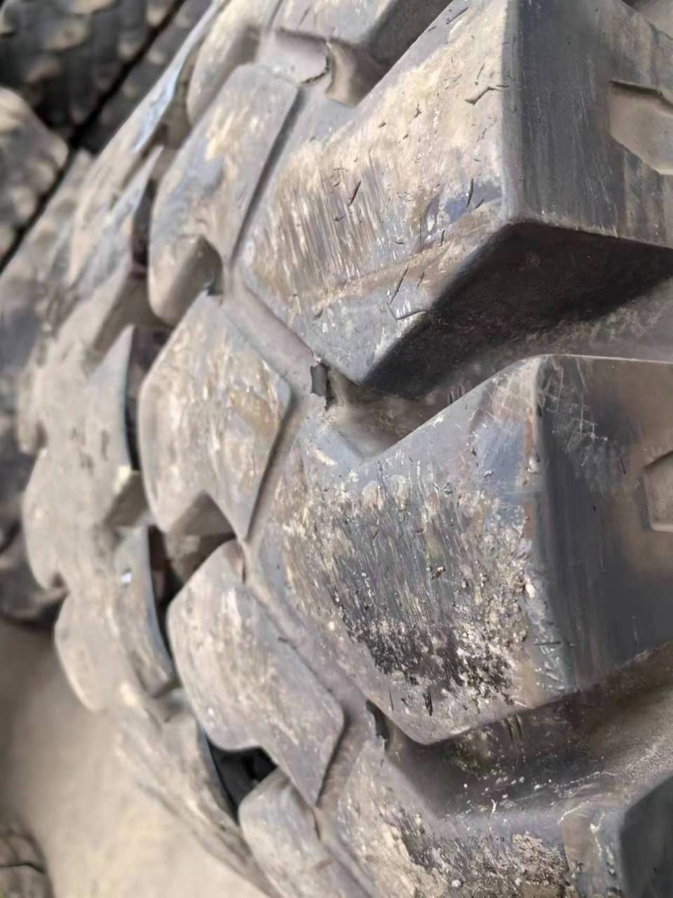 8.25-15品牌:正新,叉车实心轮胎,花纹9成新,轮胎高度在78左右