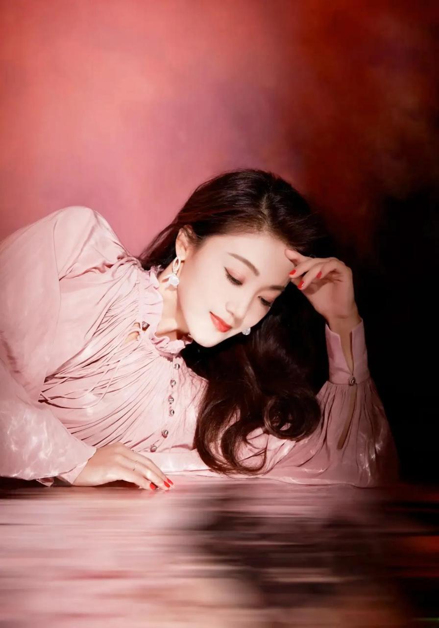 玖月奇迹王小玮太有气质了吧!真是红粉佳人舞翩翩,轻纱飘逸似仙仙.