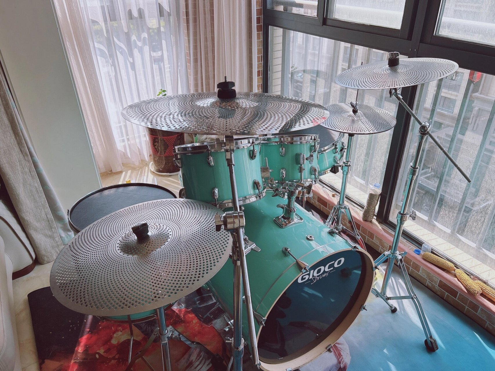 99新gioco架子鼓,(双吊镲)5鼓4镲1鼓凳,配全套静音镲和静音鼓皮,还有
