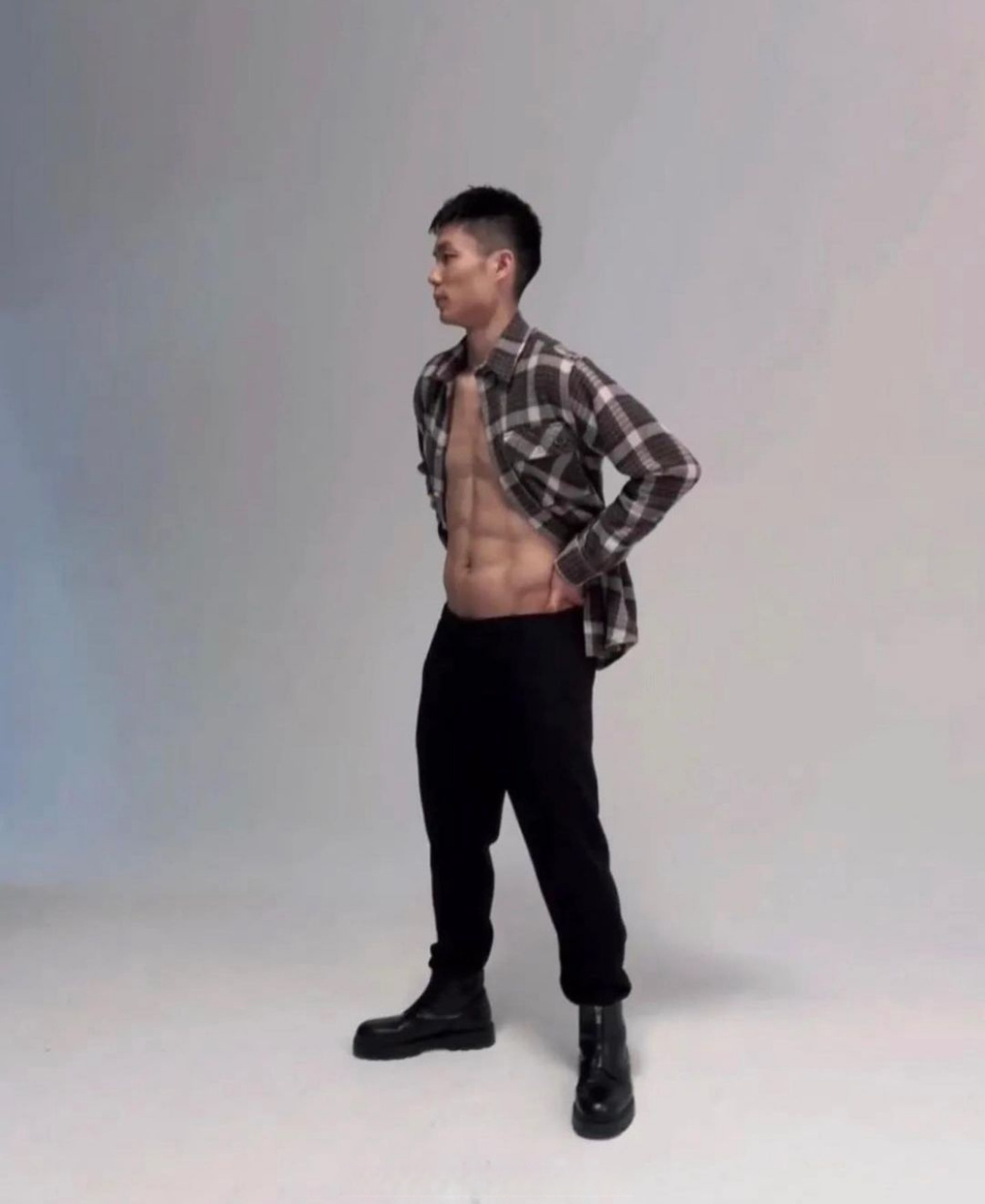 影帝 腹肌 懂?[舔屏] #周天成##周天成##羽球小v分享