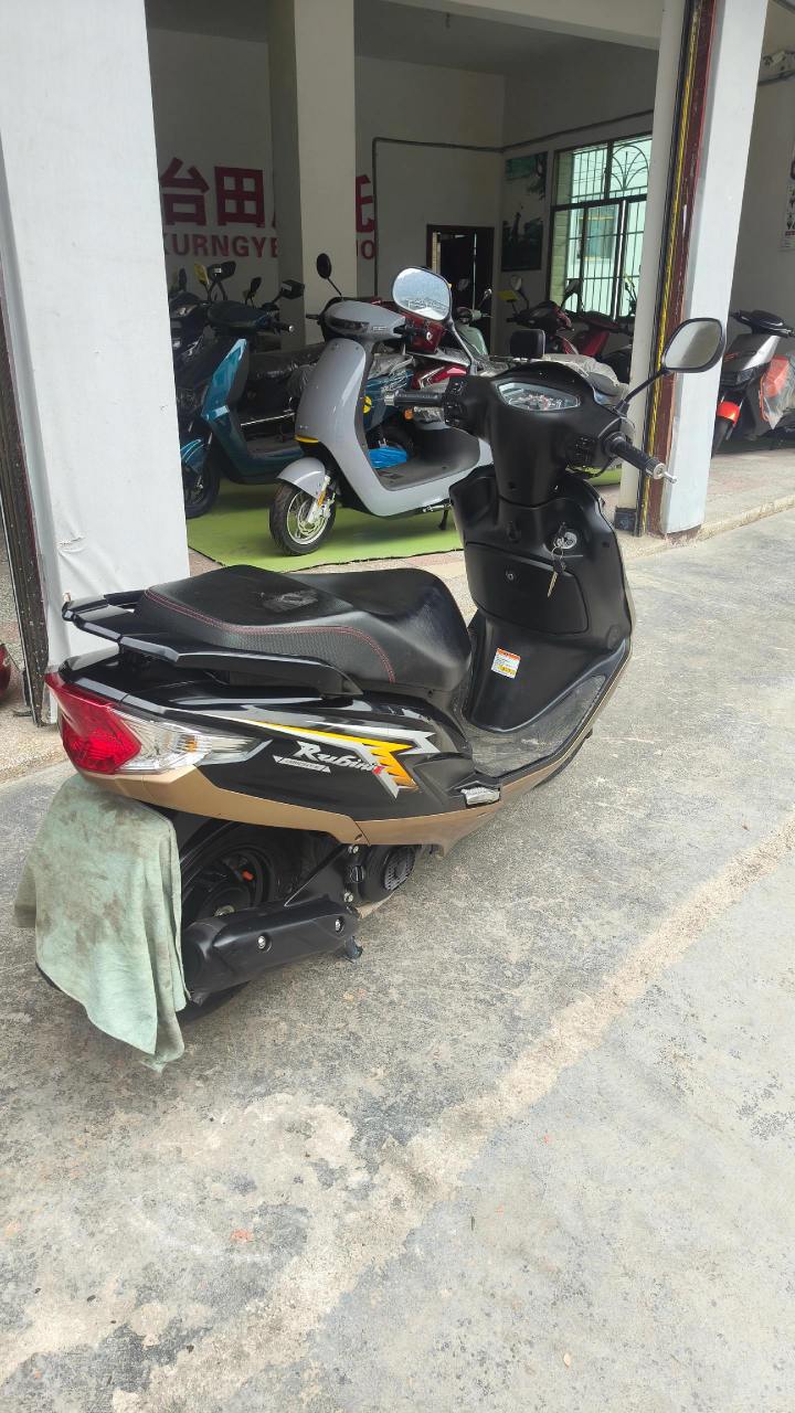 豪爵红宝电喷踏板车