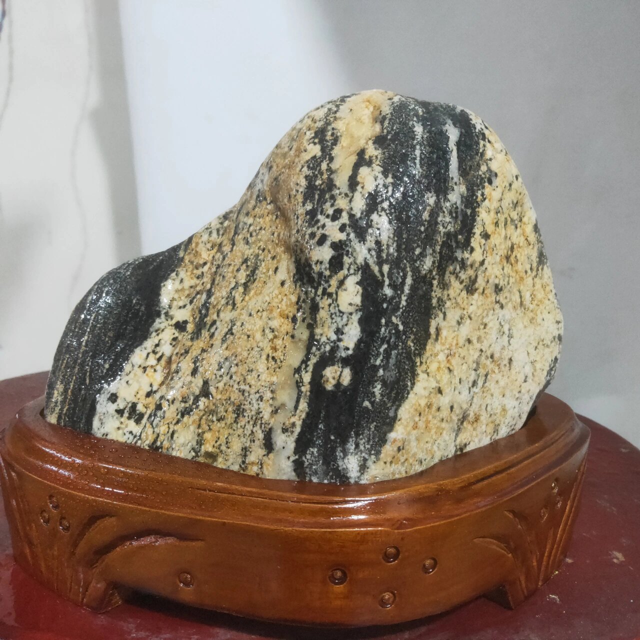 我家是正宗泰山石,可以对比 看图片能看出来真假泰山石,我家石头不切