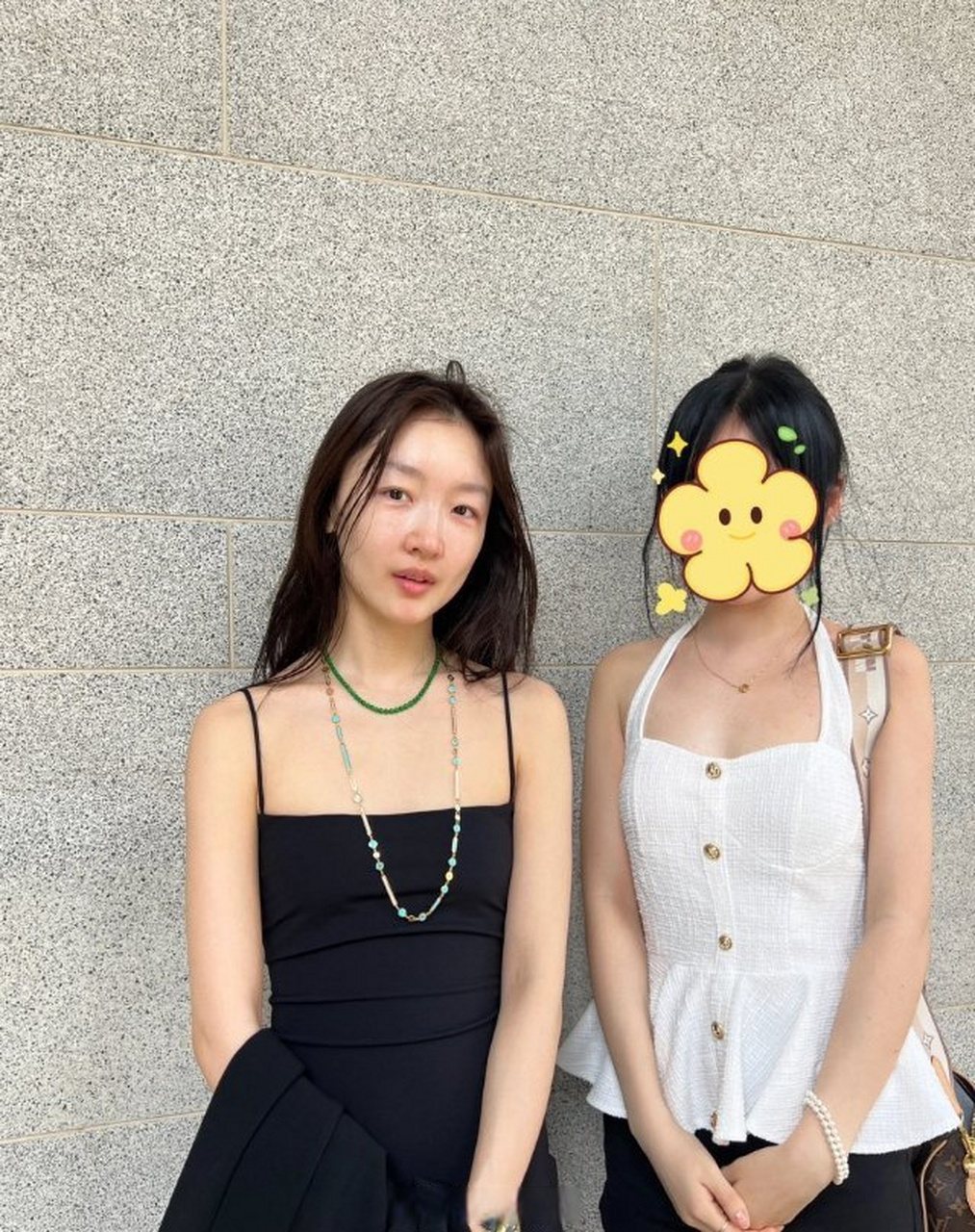 周冬雨现在返璞归真,素颜就敢和素人合照.