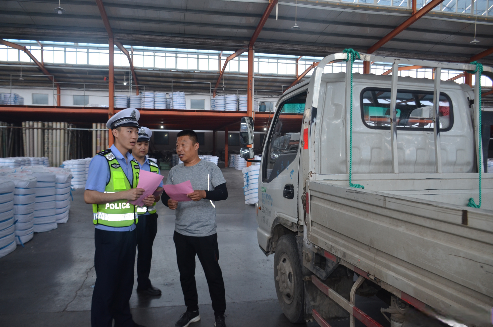 5月19日上午,昌邑交警柳疃中队到潍坊华宝纺织有限公司进行安全宣讲