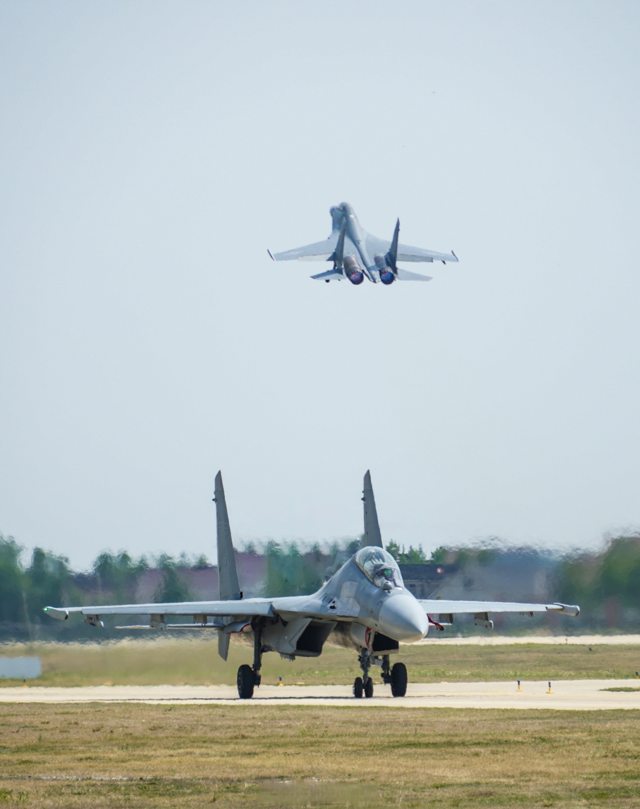 新鲜的战机壁纸又来了#】近日,东部战区空军航空兵某旅组织飞行训练