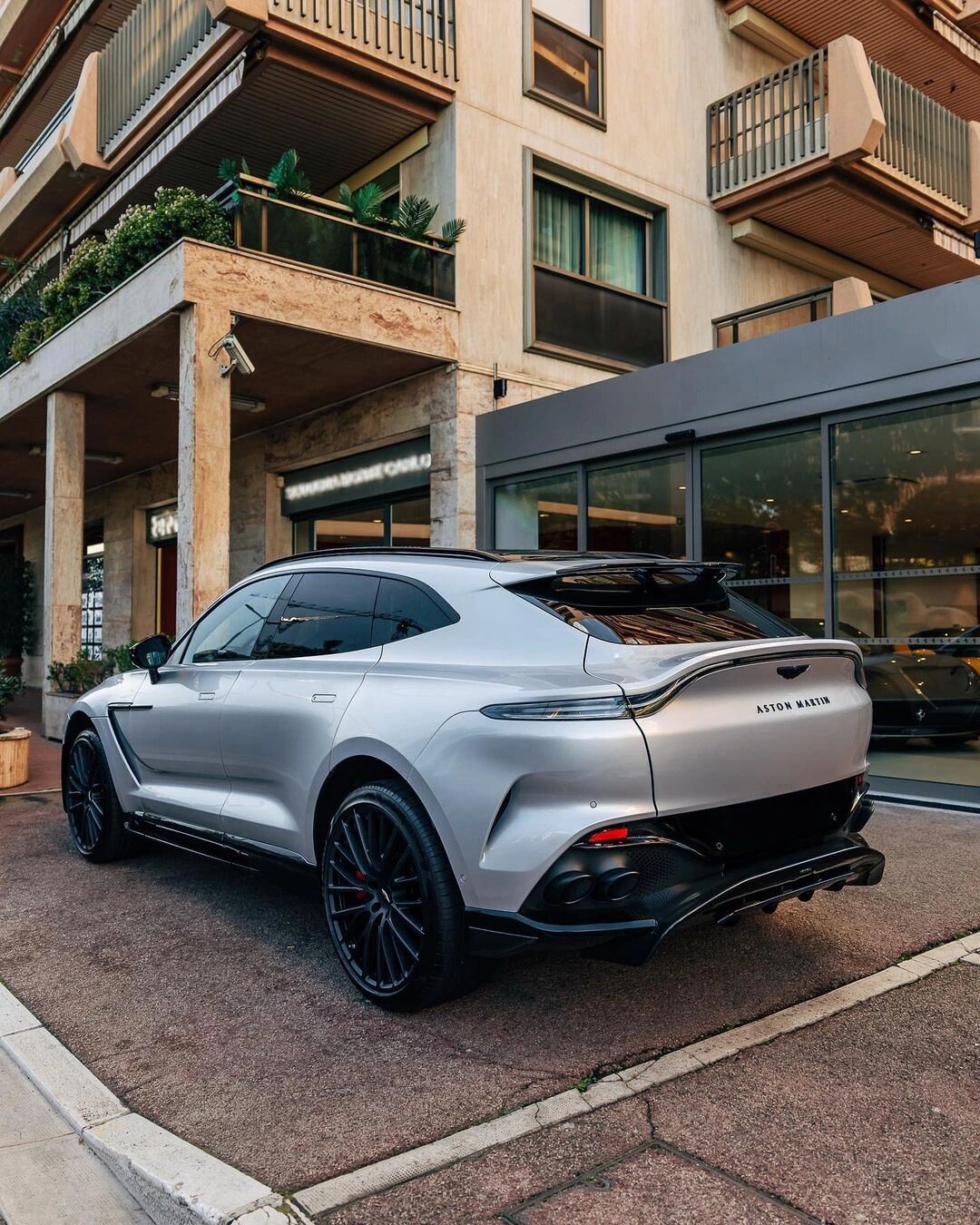 707匹马力豪华suv,阿斯顿马丁dbx707