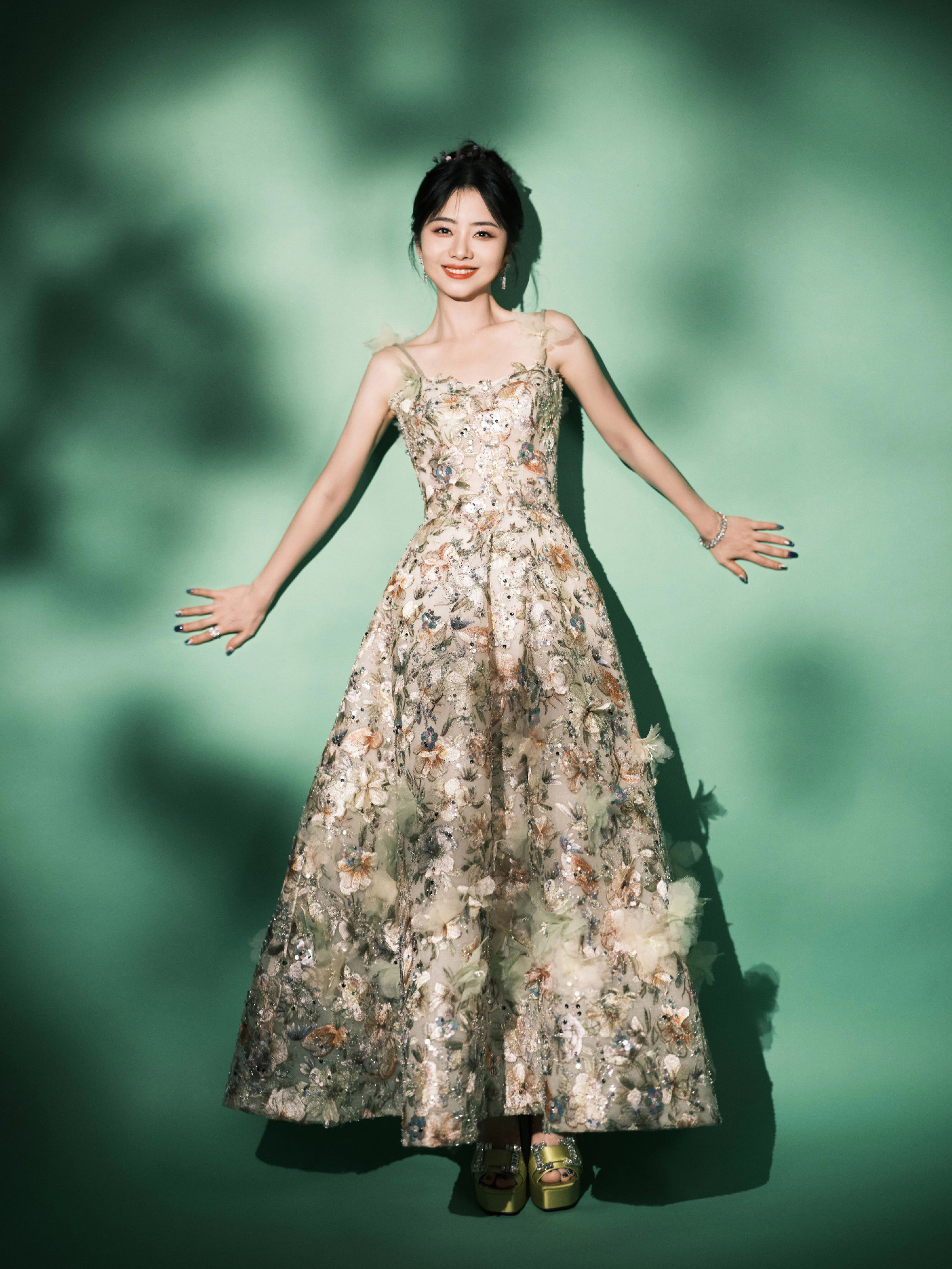 谭松韵姐姐的金色迷人纱裙