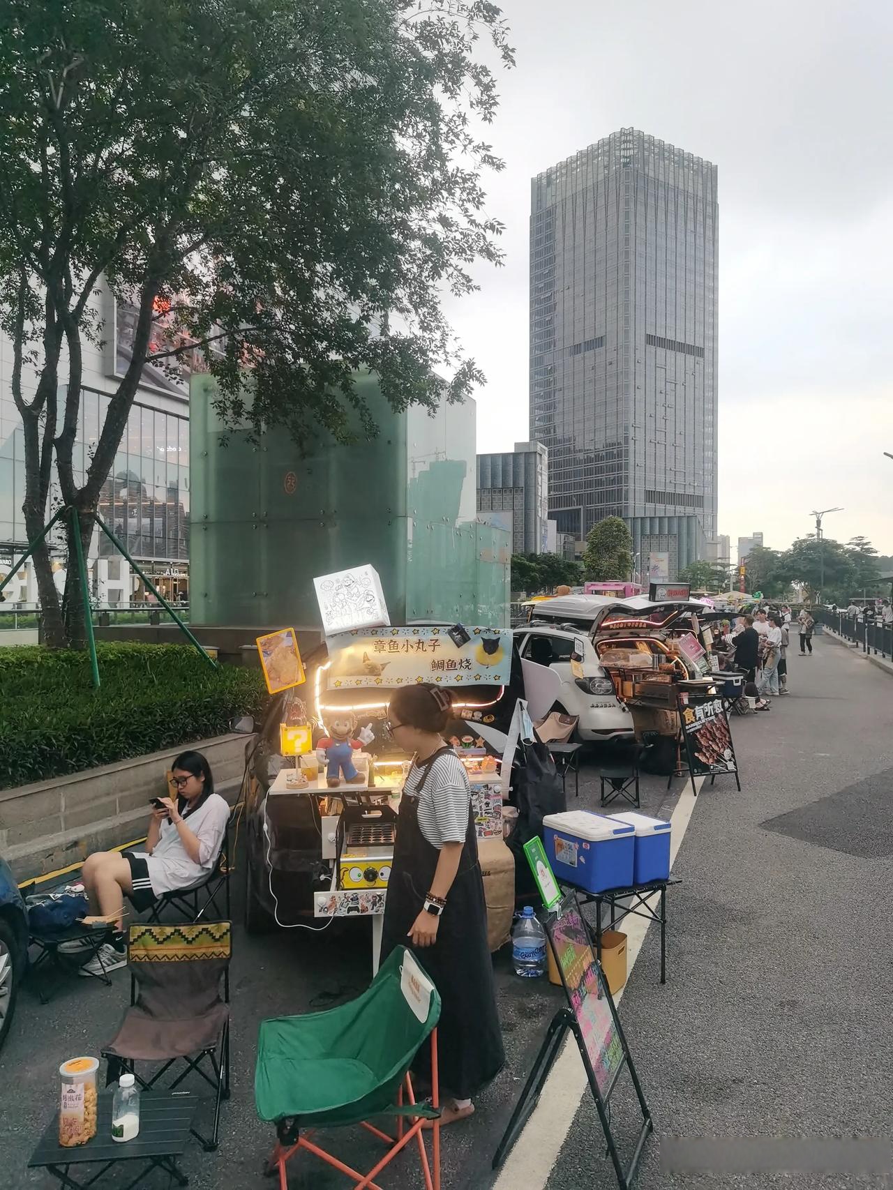 番禺万博天河城门口的复古创意集市还是挺有特色的估计最好卖的