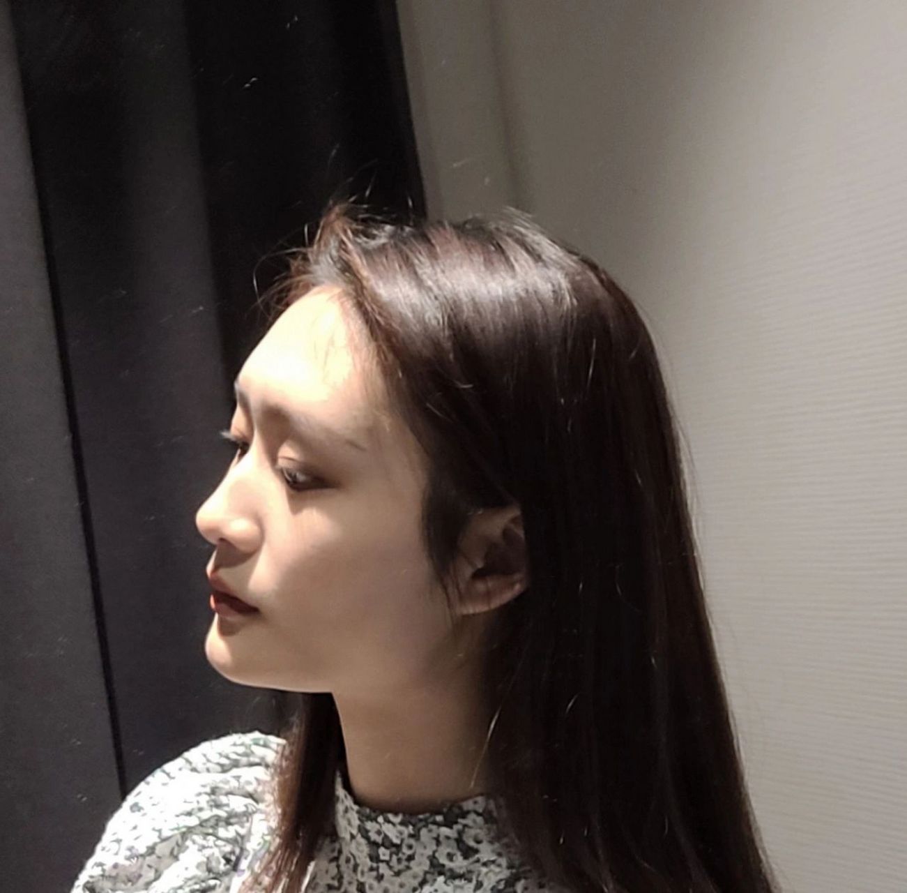 越看自己越奇怪,哪个女的眉骨长这么高啊 完全侧过去就是灾难 扁头 不