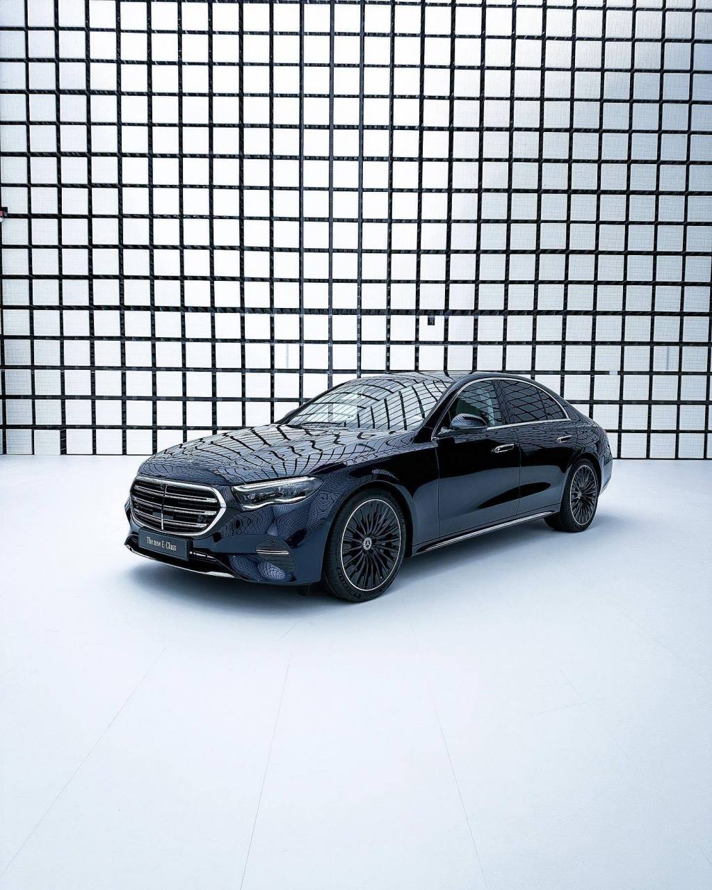 全新一代奔驰e级(w214)抢先发布,尺寸再次加大,4949/1880/1468mm,轴距