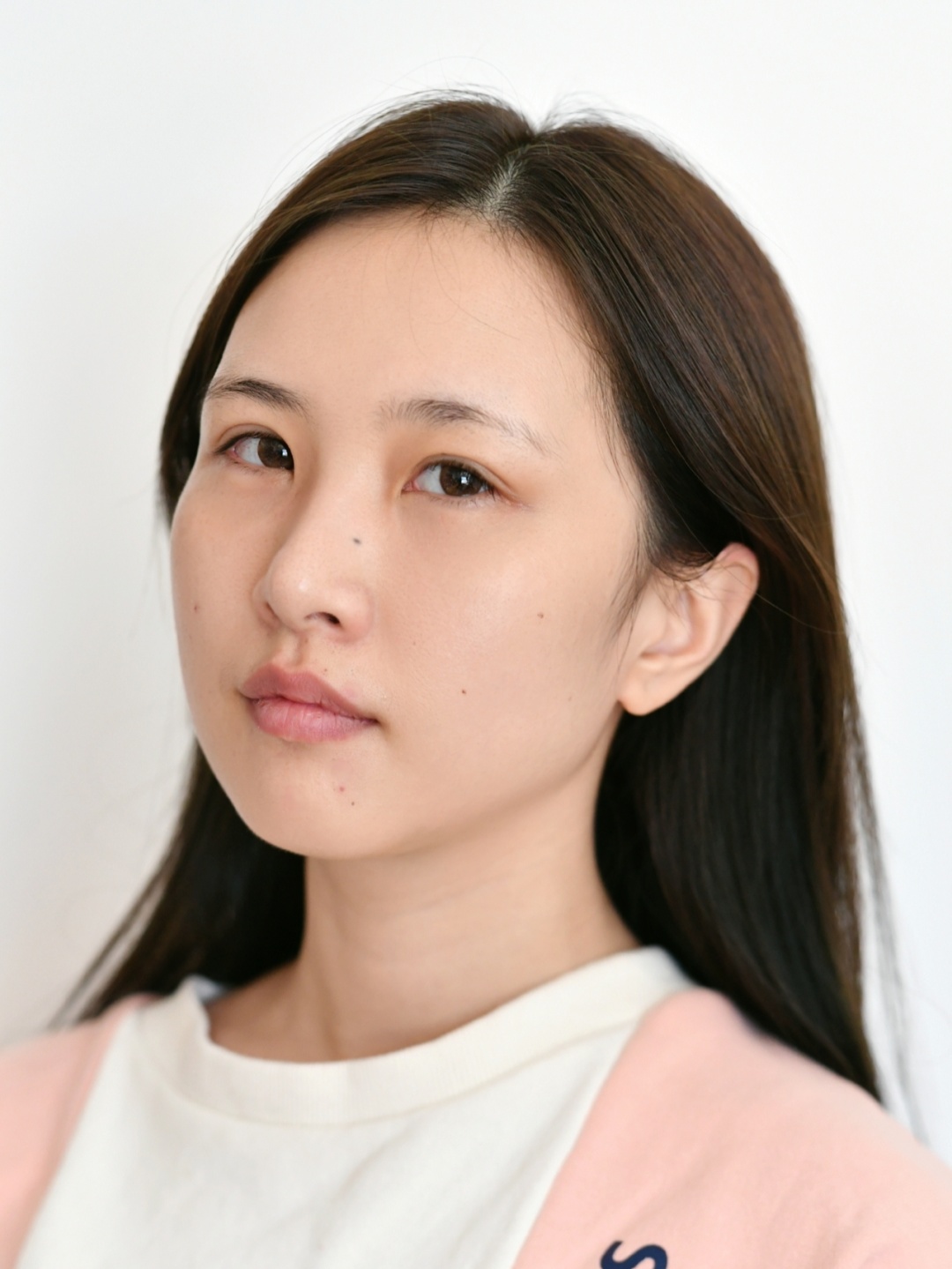 乳白色的精华涂抹起来特别好吸收,用了快1个月之后发现皮肤不仅变白还