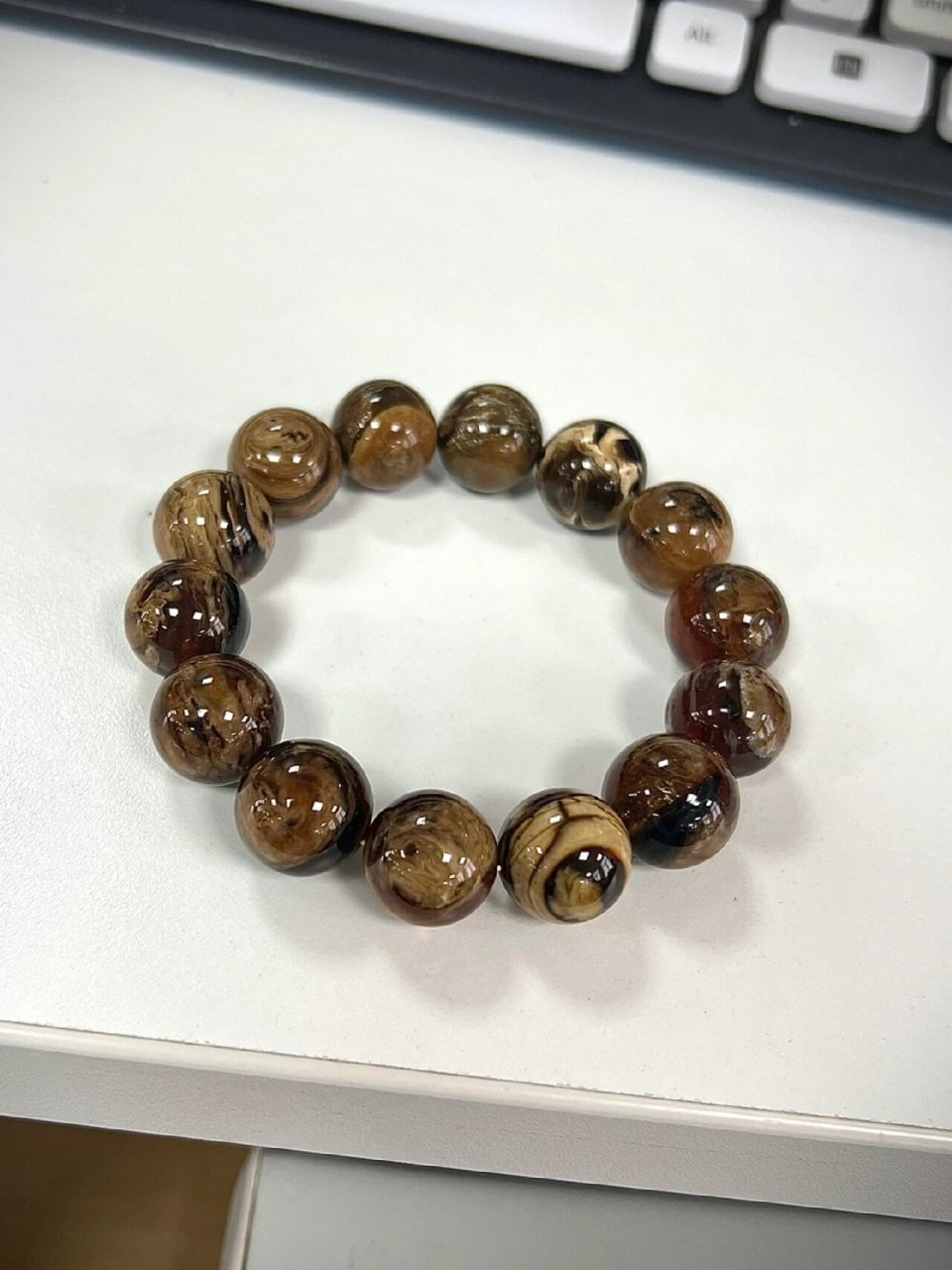 根珀通常也比较干,十根九裂,矿坑矿裂多,但是这天然的纹路,加上原始的