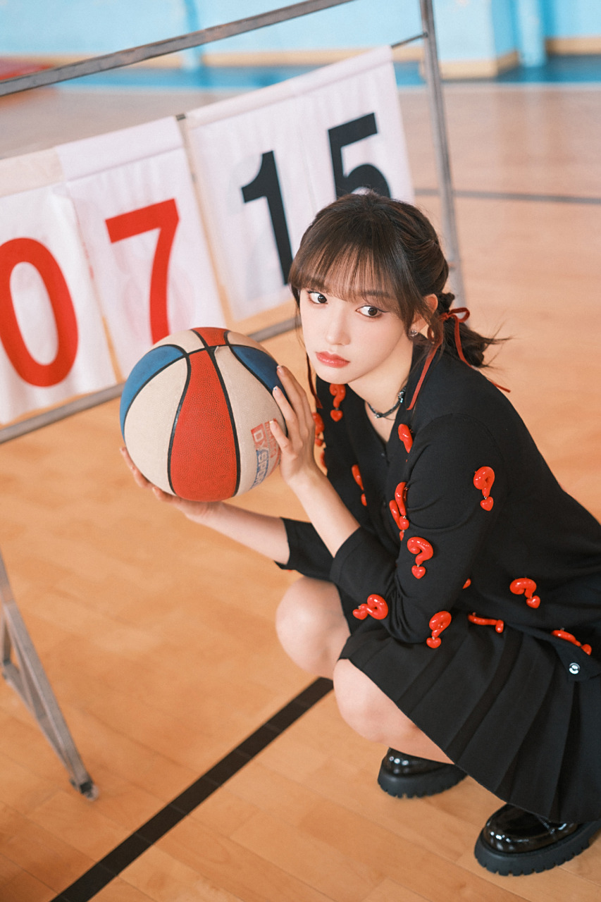 程潇可爱小黑裙甜美组图