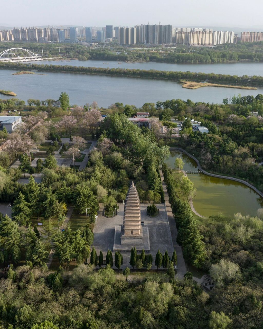 书里的佛塔,在河南三门峡  宝轮寺塔,位于河南省三门峡市陕州风景区