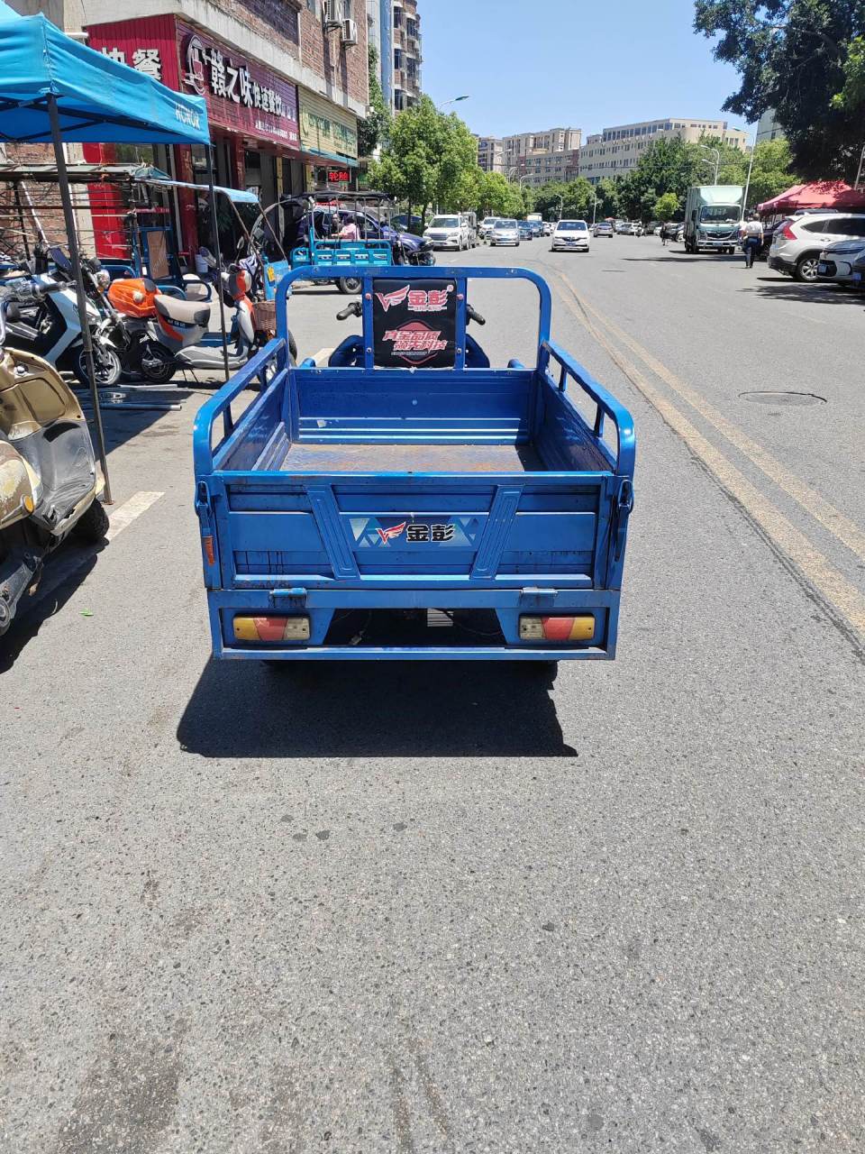 刚到金彭三轮电动车转让,车斗1.5米x1.05米,带高低档,车况精品.