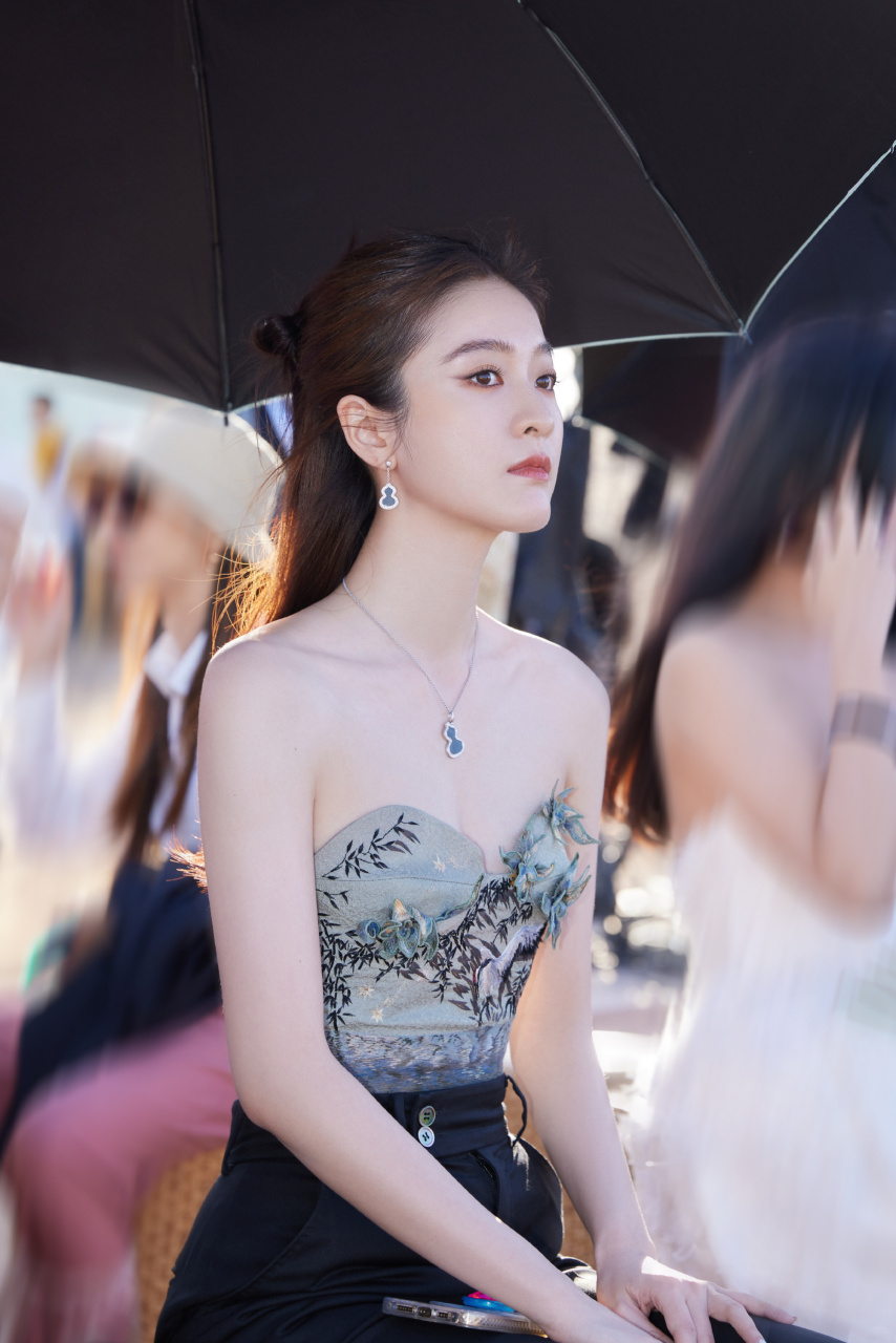 张雪迎抹胸裙沙漠大片