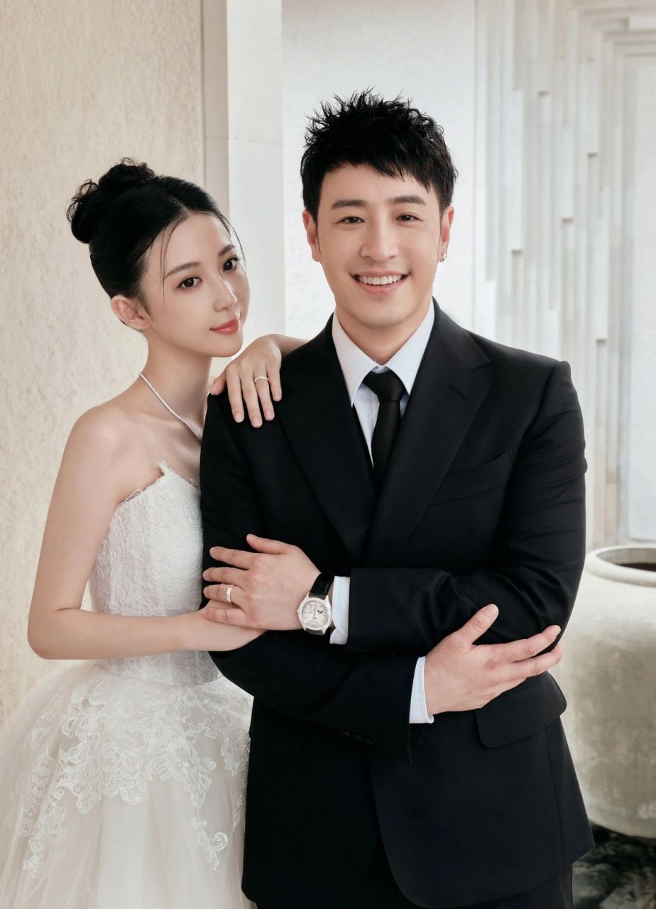 潘玮柏结婚照# 29日,潘瑋柏和宣云在巴厘岛补办婚礼,两人先后晒出