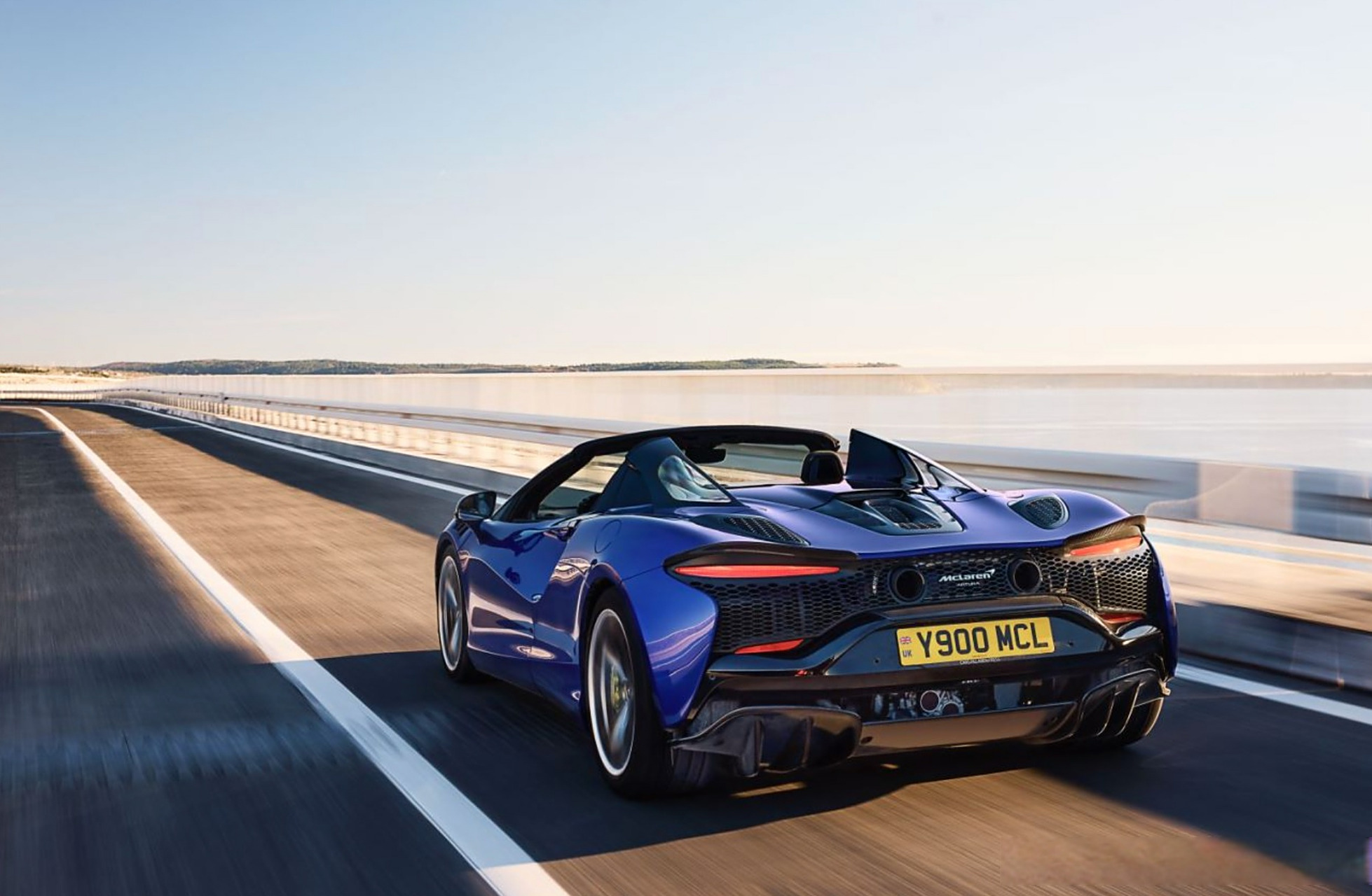 来一组超跑美图提提神吧,迈凯伦旗下首款高性能混合动力敞篷跑车