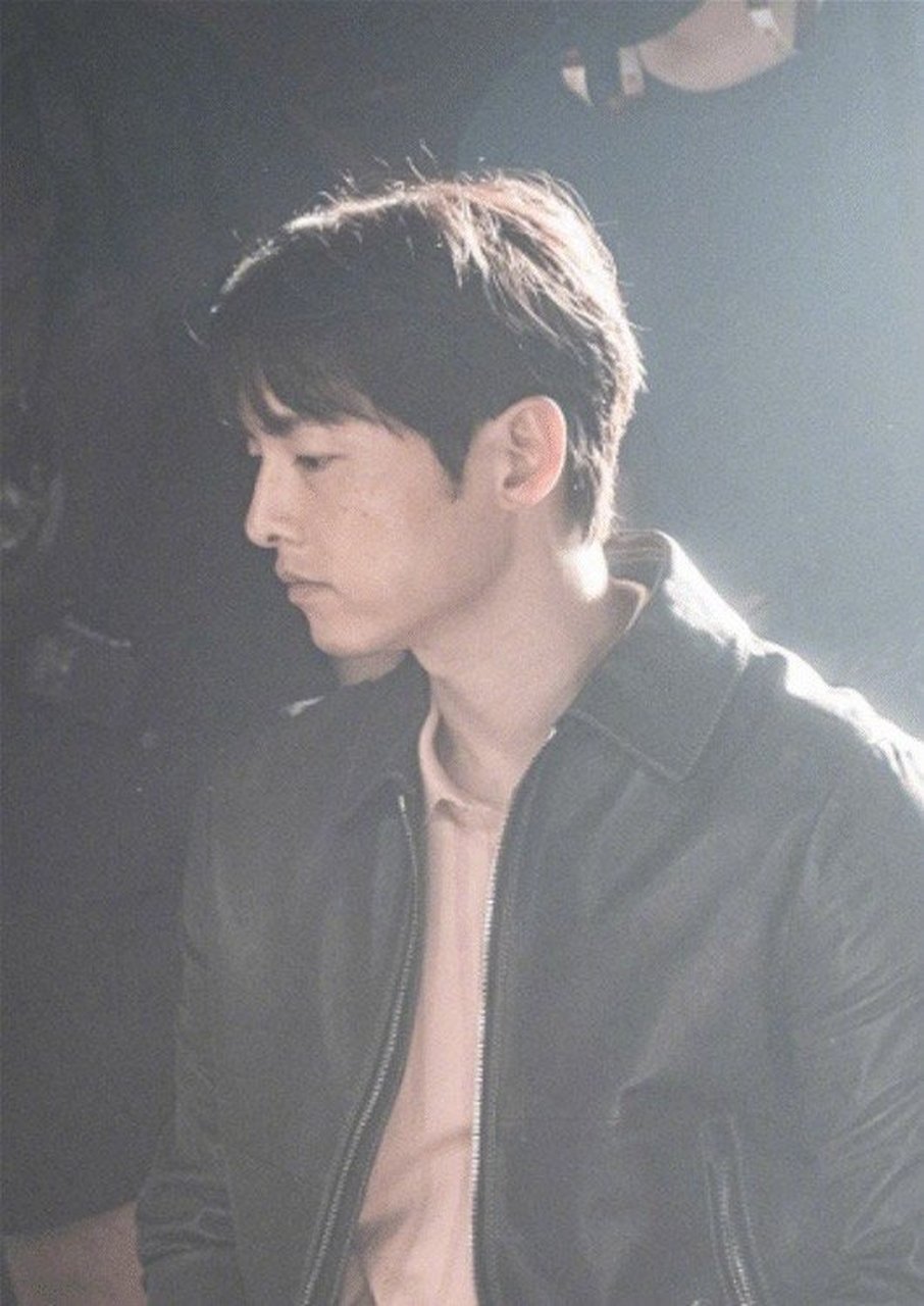 电影#波哥大##宋仲基# 剧照释出~ 影片讲述了上世纪90年代移民