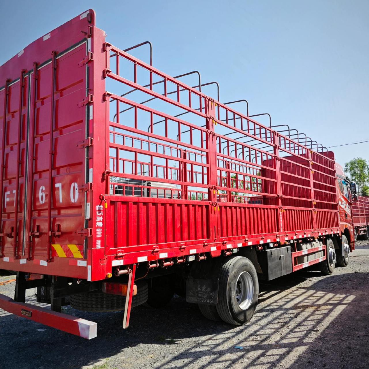 6米解放jh6前四后四高栏载货车,23年1月,320马力锡柴发动机,国六排放