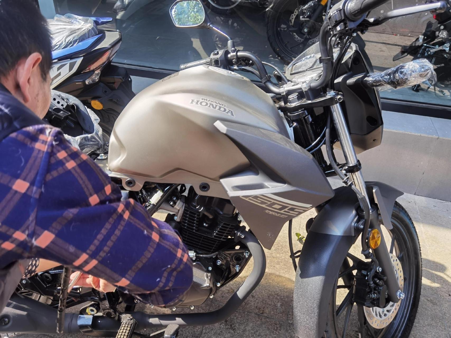 五羊本田三箭齐发  雄帅150  帅影150  朋友们在新的一年里幸福美满