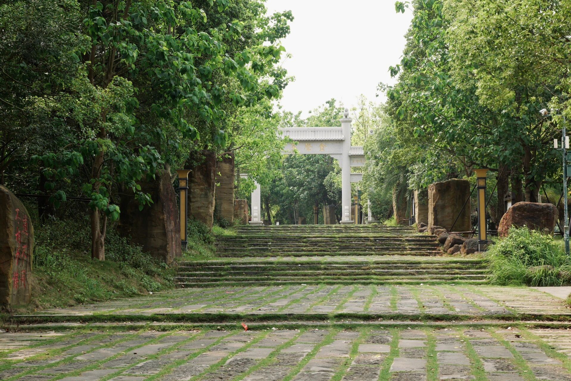遂溪 孔子文化城         据《遂溪县志·学宫》记载,遂溪孔庙,原名学