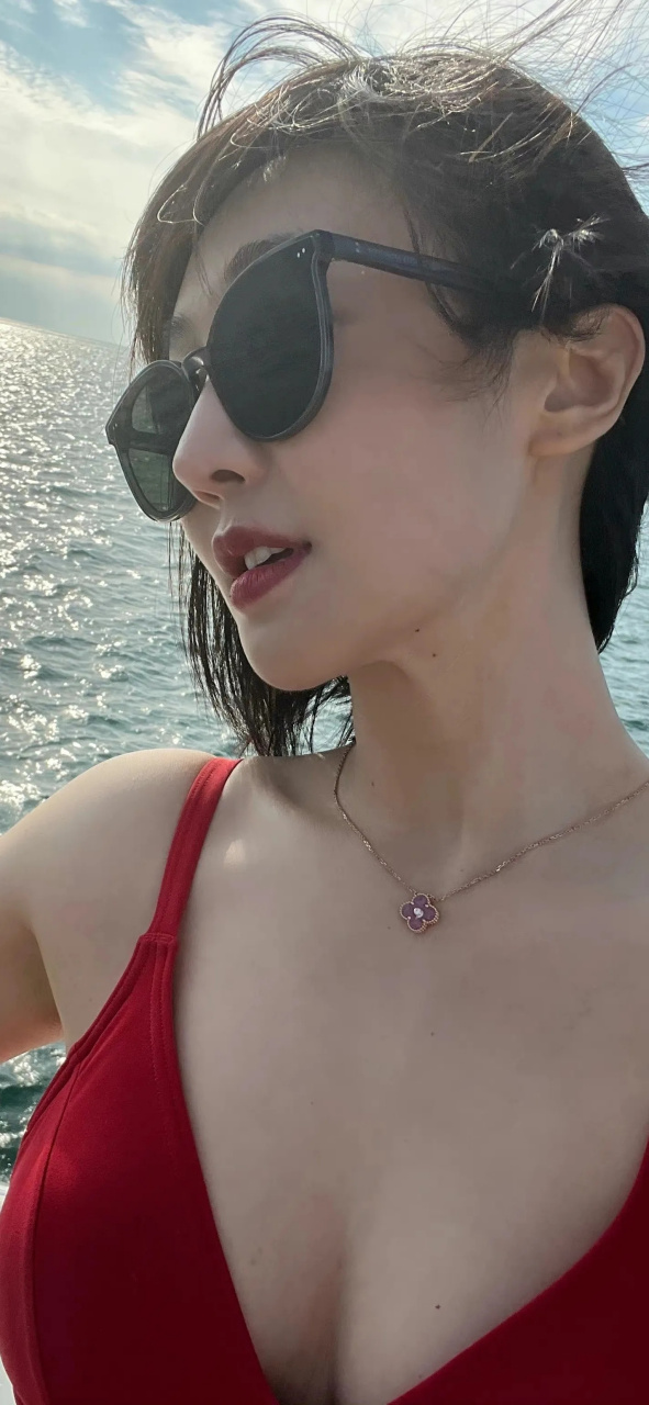 姜尘清爽短发泳装好身材写真壁纸图集