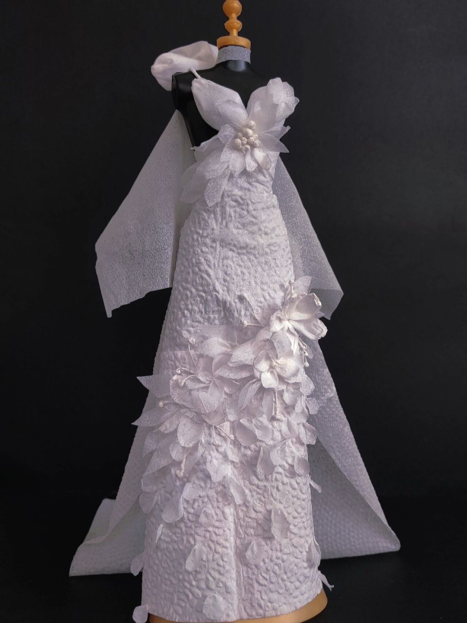 餐巾纸做的衣服 期末作业,人台只有20厘米,超级小巧的.