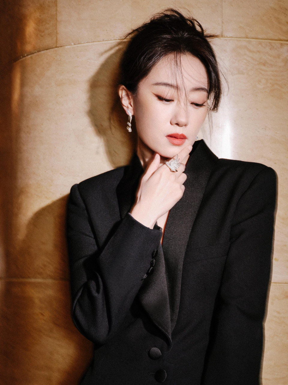 张小斐深v西装礼服造型